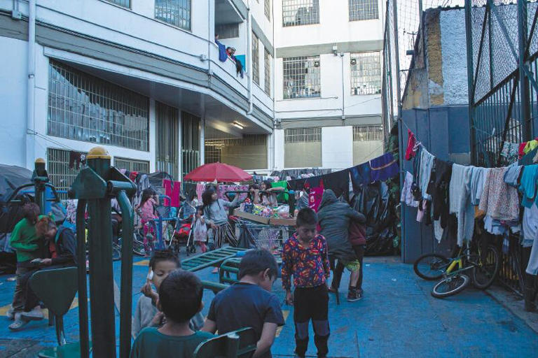 Ordenan desalojo de la UPI La Rioja: el nuevo capítulo del éxodo emberá en  Bogotá