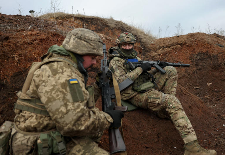 Deux soldats ukrainiens dans une tranchée à l'est du pays, ce 23 février 2024