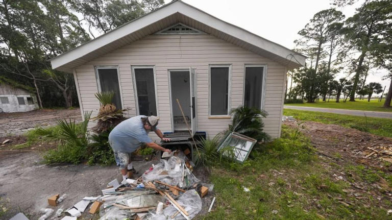 Floridians who didn’t evacuate hurricane should write info on leg: Sheriff