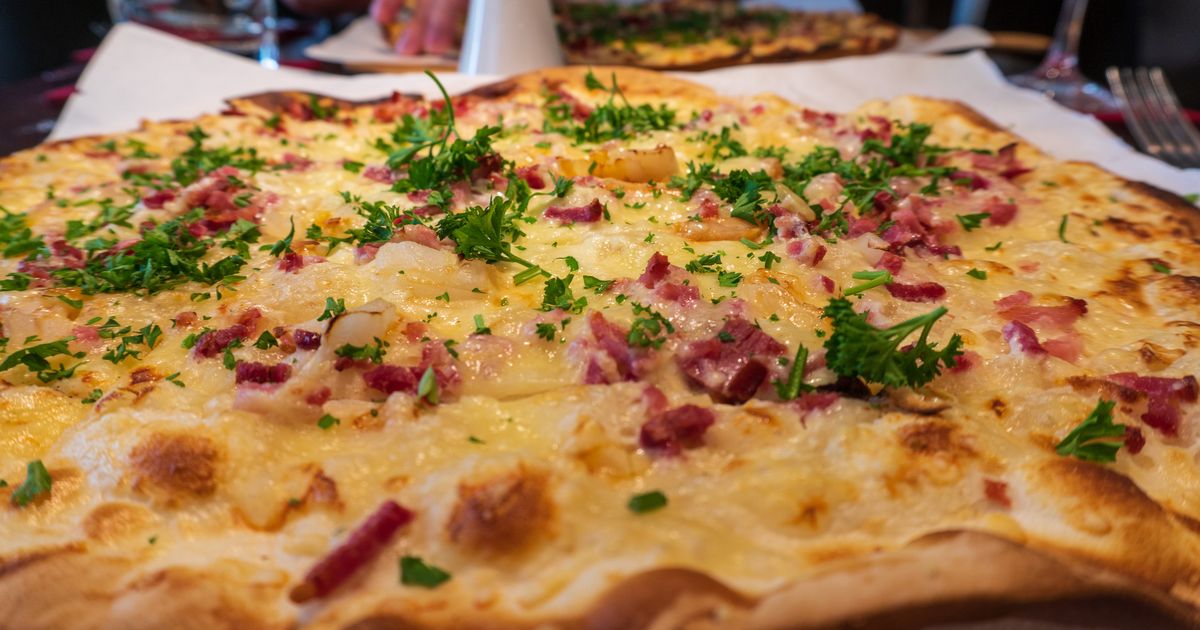 Lecker und einfach: So backst du kalorienarme Flammkuchen-Brezen