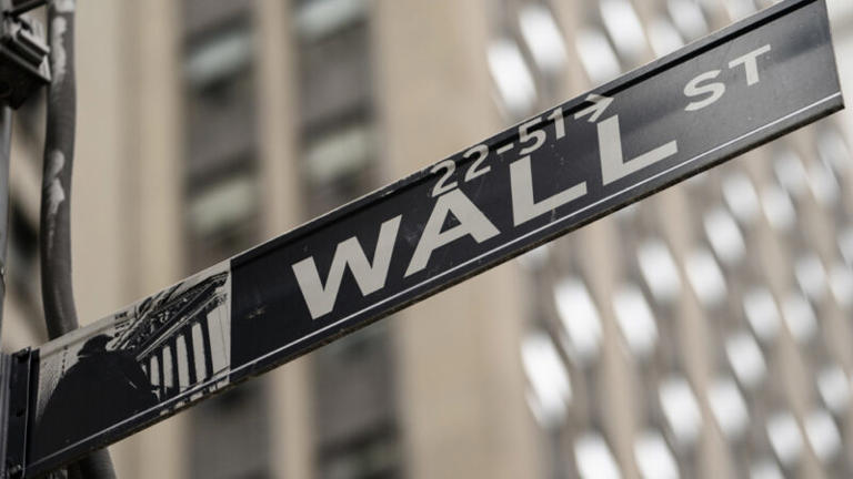 Dow Climbs 114, Nasdaq Drops 17, S&P 500 Adds 4