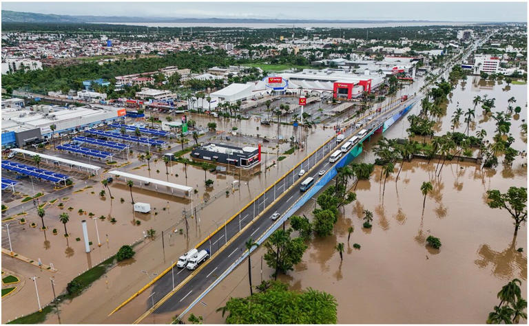 ACAPULCO (MÉXICO), 27/09/2024.- Fotografía aérea de la zona afectada por el paso del Huracán John, este viernes en el balneario de Acapulco. EFE/David Guzmán