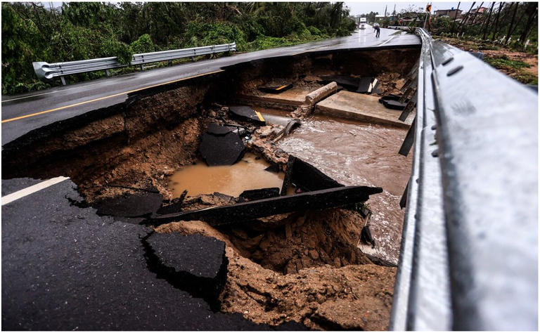 MARUQUELIA (MÉXICO), 24/09/2024.- Fotografía de una vía afectada por el paso del huracán 'John', este martes en la localidad Maruquelia del balneario de Acapulco (México). EFE/ David Guzmán