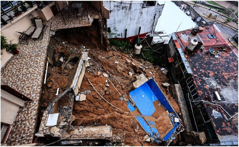 ACAPULCO (MÉXICO), 26/09/2024.- Fotografía de una casa afectada por el paso del huracán 'John', este jueves en Acapulco (México). Autoridades estatales elevaron a 10 los muertos en el sur de México por el paso del huracán John, de categoría 1, que avanza por el Pacífico central mexicano, al agregar dos víctimas en las últimas horas. EFE/ David Guzmán