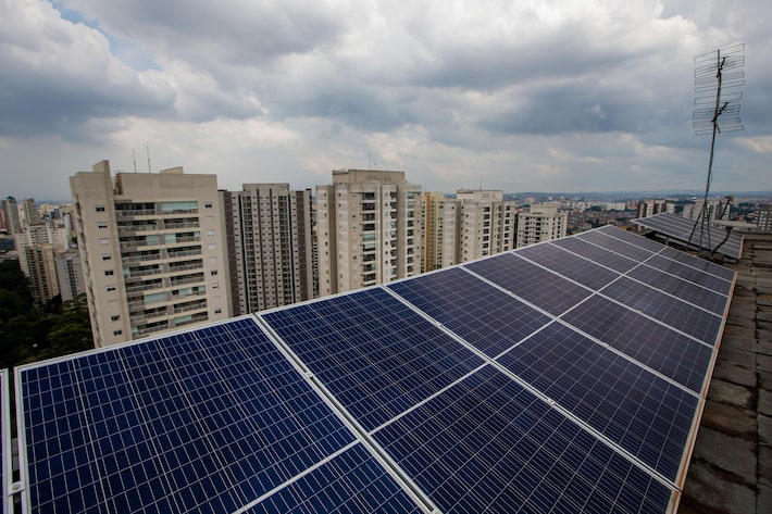 Painéis solares no telhado em São Paulo Foto: Tiago Queiroz/Estadão