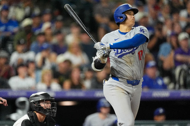 Shohei Ohtani, de los Dodgers de Los Ángeles, sigue el vuelo de su elevado contra el relevista Angel Chivilli de los Rockies de Colorado en la séptima entrada de un partido de béisbol el sábado 28 de septiembre de 2024 en Denver. Foto Ap