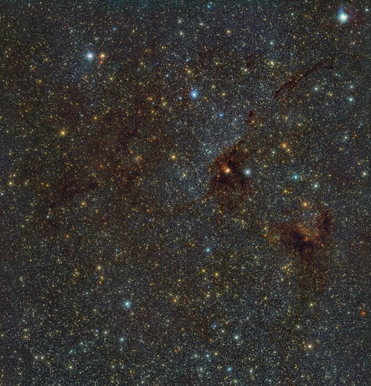 Een infraroodbeeld van NGC 6188, beter bekend als de Vuurvogelnevel, op een afstand van ongeveer 4100 lichtjaar .