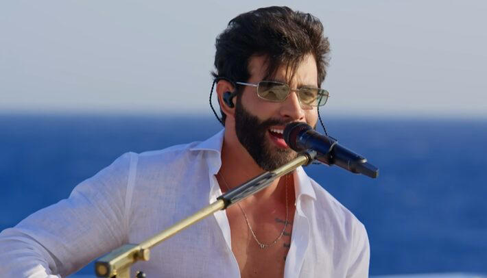 Gusttavo Lima em cena do vídeo 'Às Vezes Sim Às Vezes Não (Embaixador Acústico in Greece)' disponível em seu canal do YouTube Foto: @Gusttavo Lima Oficial via YouTube