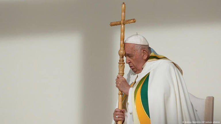 El papa Francisco en la misa de cierre de su visita a Bélgica, en la tumba del rey Balduino, en Bruselas.