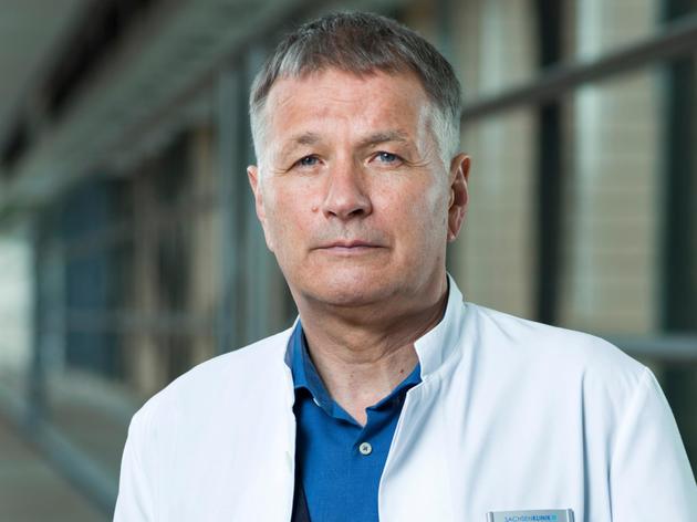 Thomas Rühmann spricht über das mögliche Ende von Roland Heilmann bei „In aller Freundschaft“.