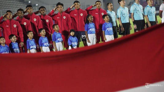 Pemain Timnas Indonesia U-20 menyanyikan lagu Indonesia Raya pada pertandingan Grup F Kualifikasi Piala Asia U-20 2025 di Stadion Madya Gelora Bung Karno, Jakarta Selatan (Tribunnews/Jeprima)