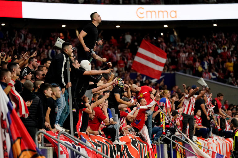 Seguidores del Atlético de Madrid en las gradas del estadio Cívitas Metropolitano, este domingo durante el partido.