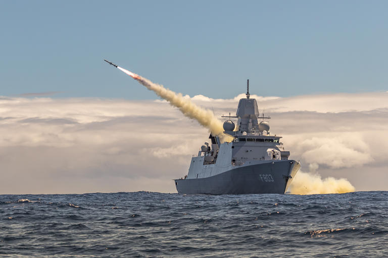 La fragata HNLMS Tromp de la clase De Zeven Provinciën de la Marina Real de los Países Bajos dispara un misil RGM-84 Harpoon durante un ejercicio de hundimiento con fuego real como parte del Ejercicio Rim of the Pacific (RIMPAC) 2024. Se espera que Estados Unidos termine de cumplir con el pedido de Taiwán de 100 sistemas de misiles terrestres Harpoon y 400 misiles para 2028. Cristian Schrik/Marina de los EE. UU.