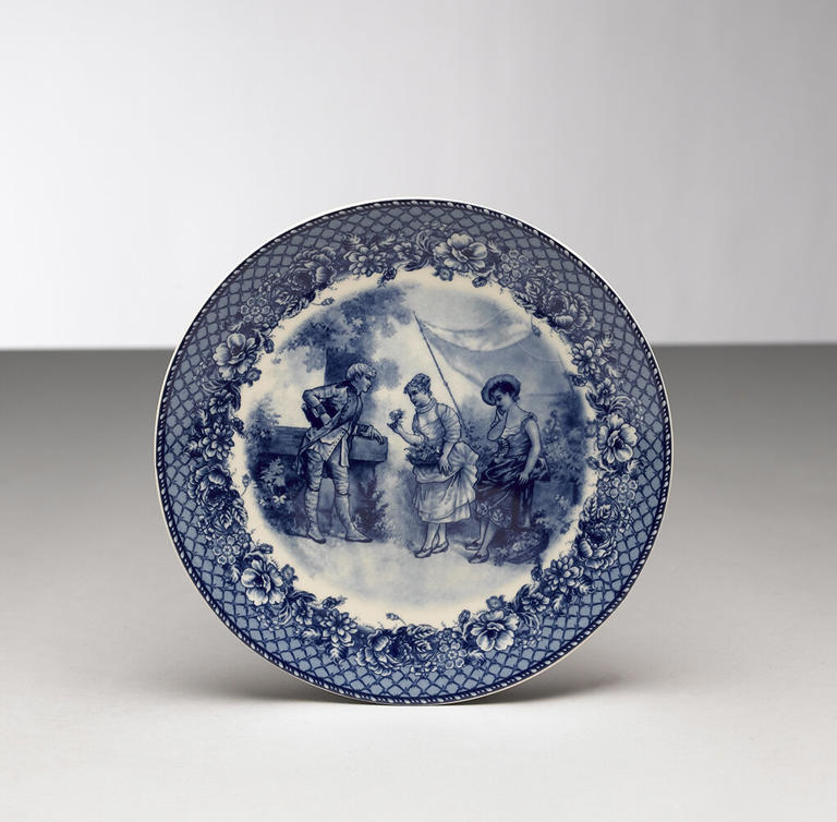 Reese Witherspoon capitalizes on her kitchen's height with vertical