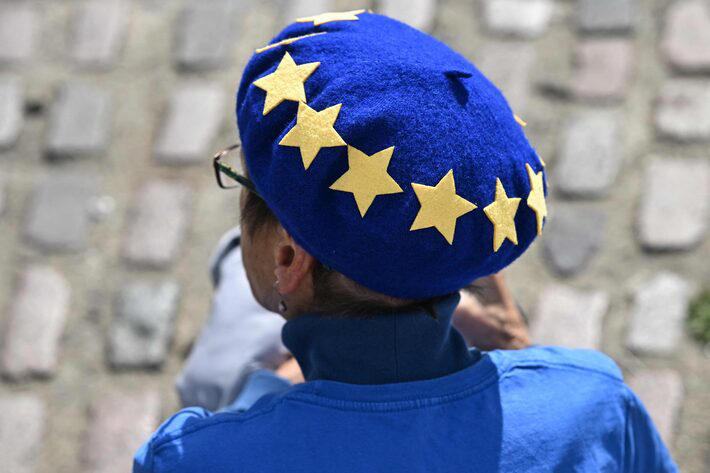 União Europeia tem diversos desafios à frente, e poder dos membros complica a situação (na foto, manifestante pede a volta do Reino Unido à União Europeia, em 28 de setembro de 2024) Foto: Ben Stansall / AFP