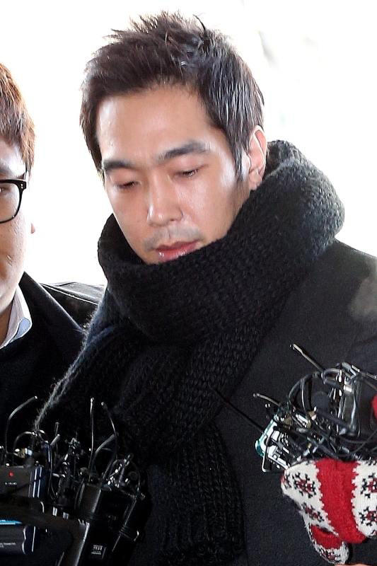 룰라 출신 방송인 고영욱(37)이 2013년 서울 서부지법에 미성년자 4명에 대한 성추행 및 간음 혐의(아동·청소년의성보호에관한법률위반)에 대한 영장 실질심사를 받기 위해 출두하고 있다. / 뉴스1