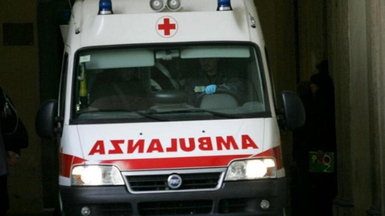Scontro tra bus scolastico e auto nel Torinese: morto sul colpo il ...