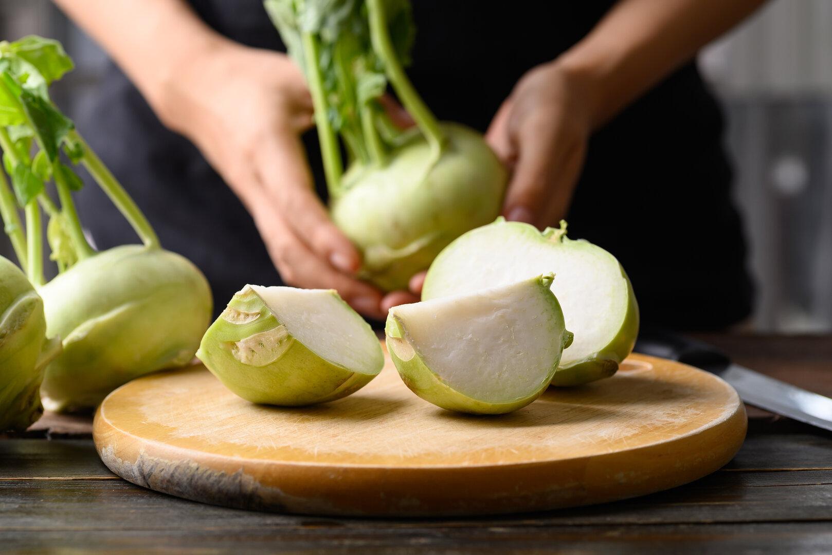 Ob roh, gedünstet oder gebraten: So vielseitig ist Kohlrabi