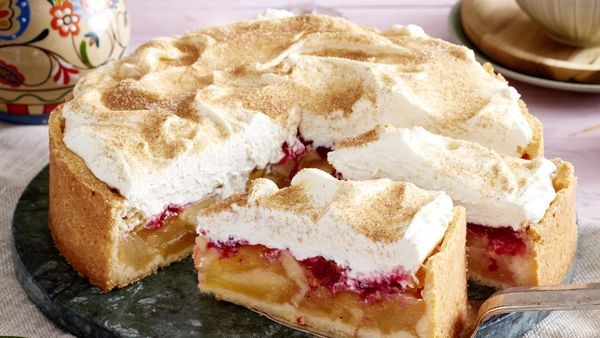 Apfel-Wein-Torte mit Preiselbeeren und Schmand