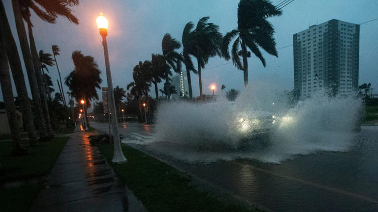 Streets in downtown Fort Myers flooded as Hurricane Milton passed by - Photo: Andrew West/The News-Press/USA Today Network/Imagn Images