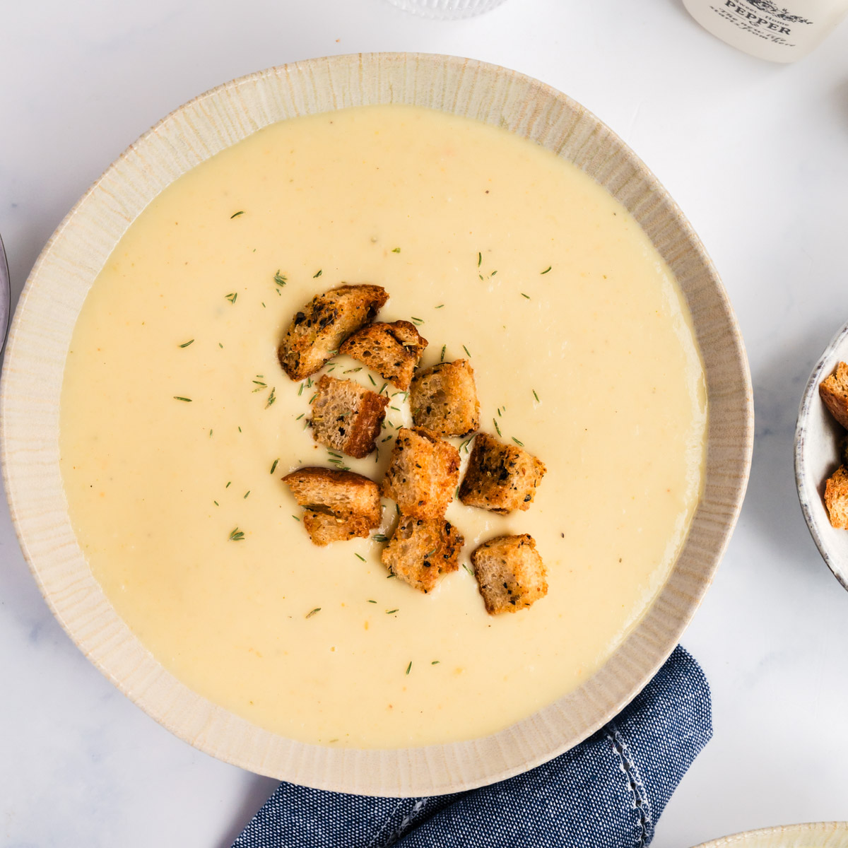 Super cremige vegane Pastinakensuppe mit Kartoffeln