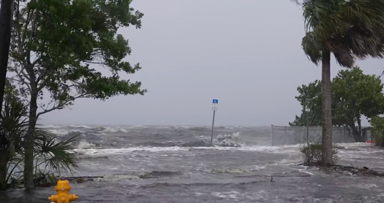 Hurricane Milton caused seawater to overflow at the port of Charlotte, Florida - Photo: CNN