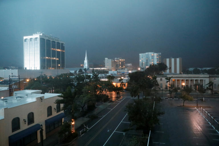 Heaven and earth in Florida are foggy before the storm makes landfall - Photo: REUTERS