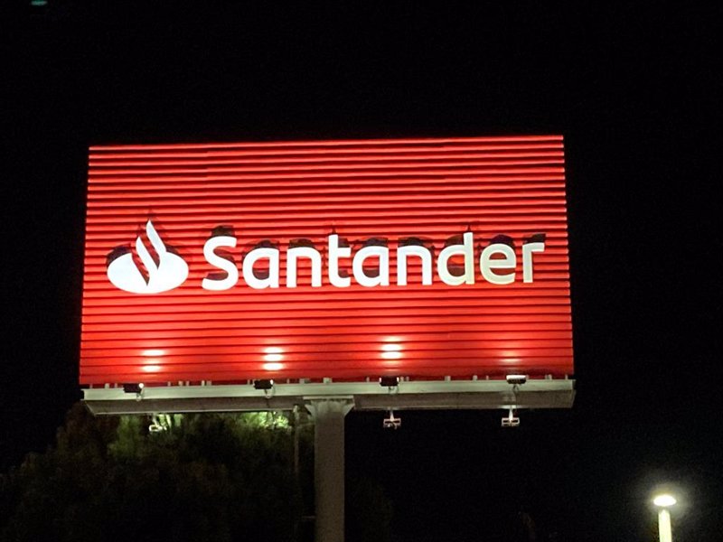 Sindicatos exigen mejores indemnizaciones en el plan de bajas de Santander