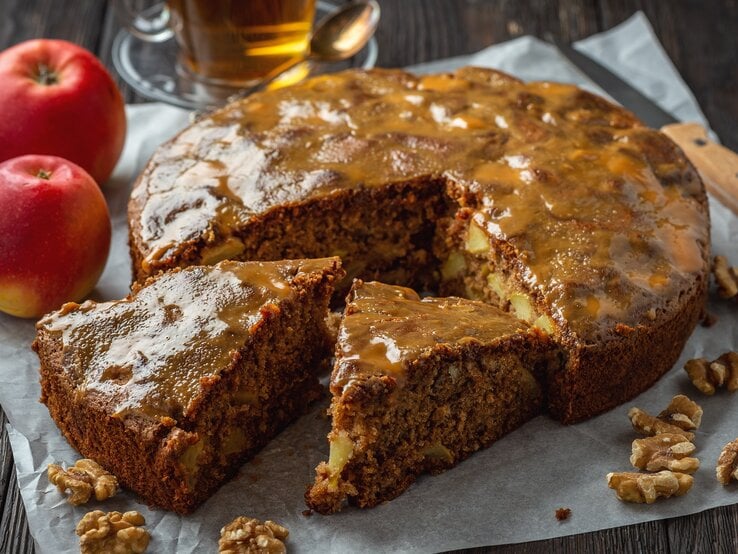 Apfel-Walnusskuchen mit Toffee-Haube: Zum Dahinschmelzen!