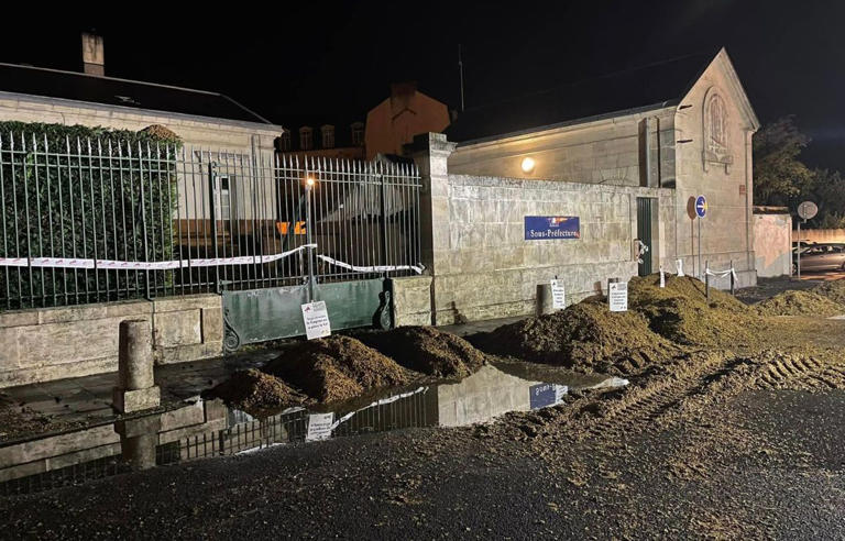 Les agriculteurs ont à nouveau manifesté mardi soir devant la sous-préfecture de Charente.