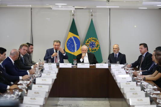 Joesley e Wesley Batista participaram de reunião com Lula e empresários do agronegócio no Palácio do Planalto em maio; na foto, Joesley é o segundo da fila lateral à esquerda e Wesley é o primeiro da fila lateral à direita Foto: Wilton Junior/ Estadão