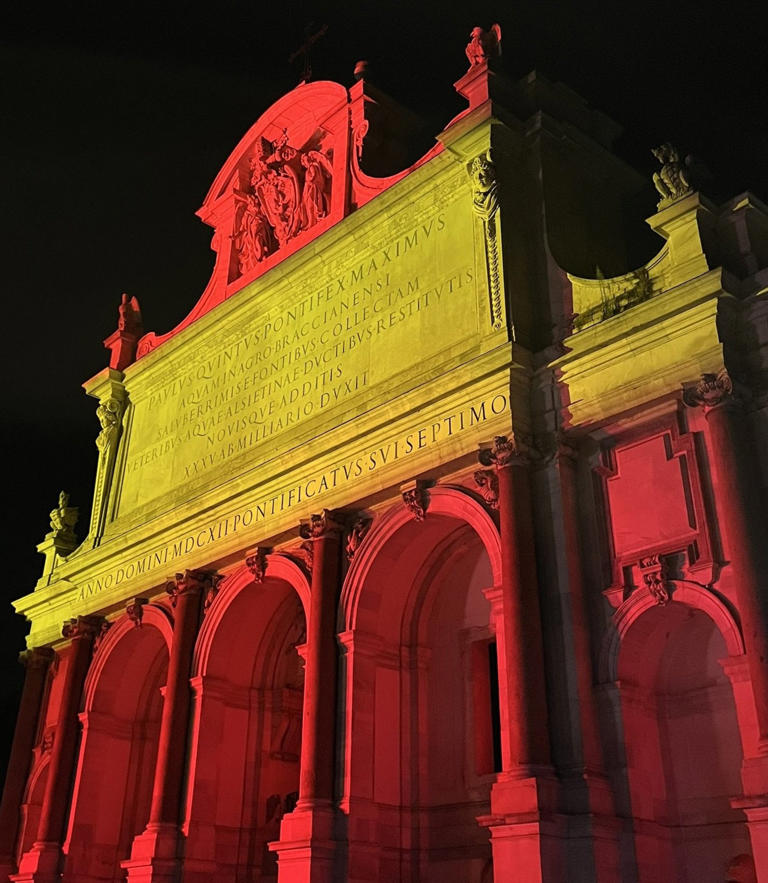 A Roma Fontanone illuminato per la festa nazionale della Spagna