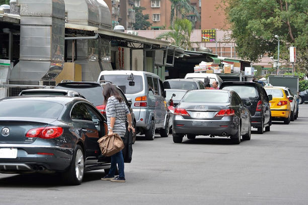 車子借家人開卻拒繳牌照稅，想以車抵稅可行嗎？稅務局解答。示意圖／好房資料中心