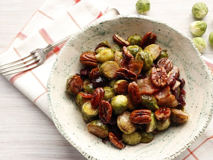 Rosenkohl-Salat: Einfaches Rezept mit Nüssen und Cranberries