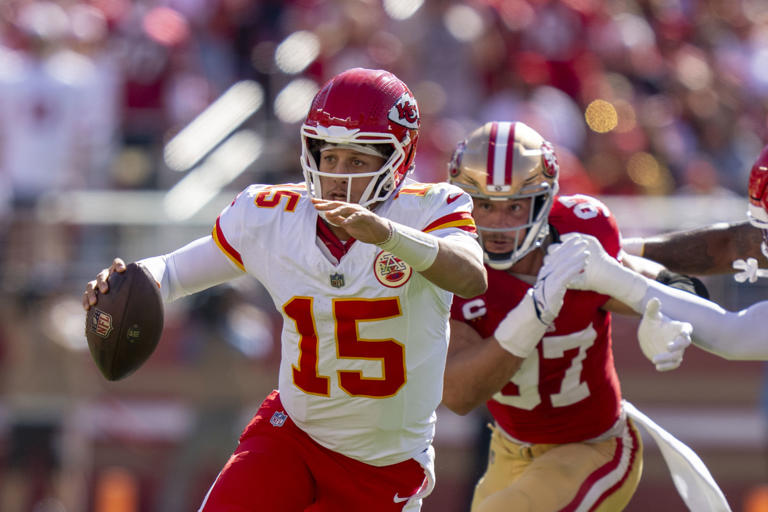 Kansas City Chiefs quarterback Patrick Mahomes (15) runs the football against the San Francisco 49ers. Kyle Terada-Imagn Images