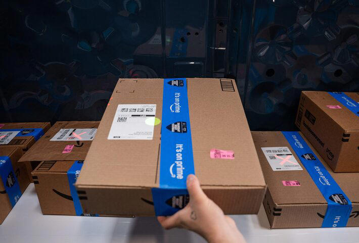 Amazon pressiona para que funcionários trabalhem 5 dias por semana presencialmente em seus escritórios Foto: Seth Herald/AFP