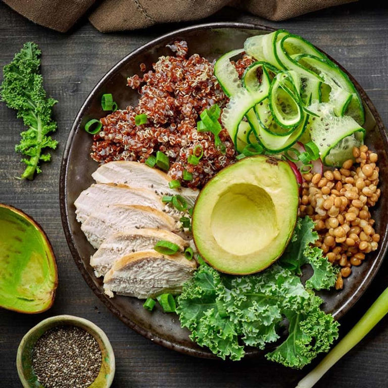 Ensalada de quinoa, pollo, aguacate y lentejas