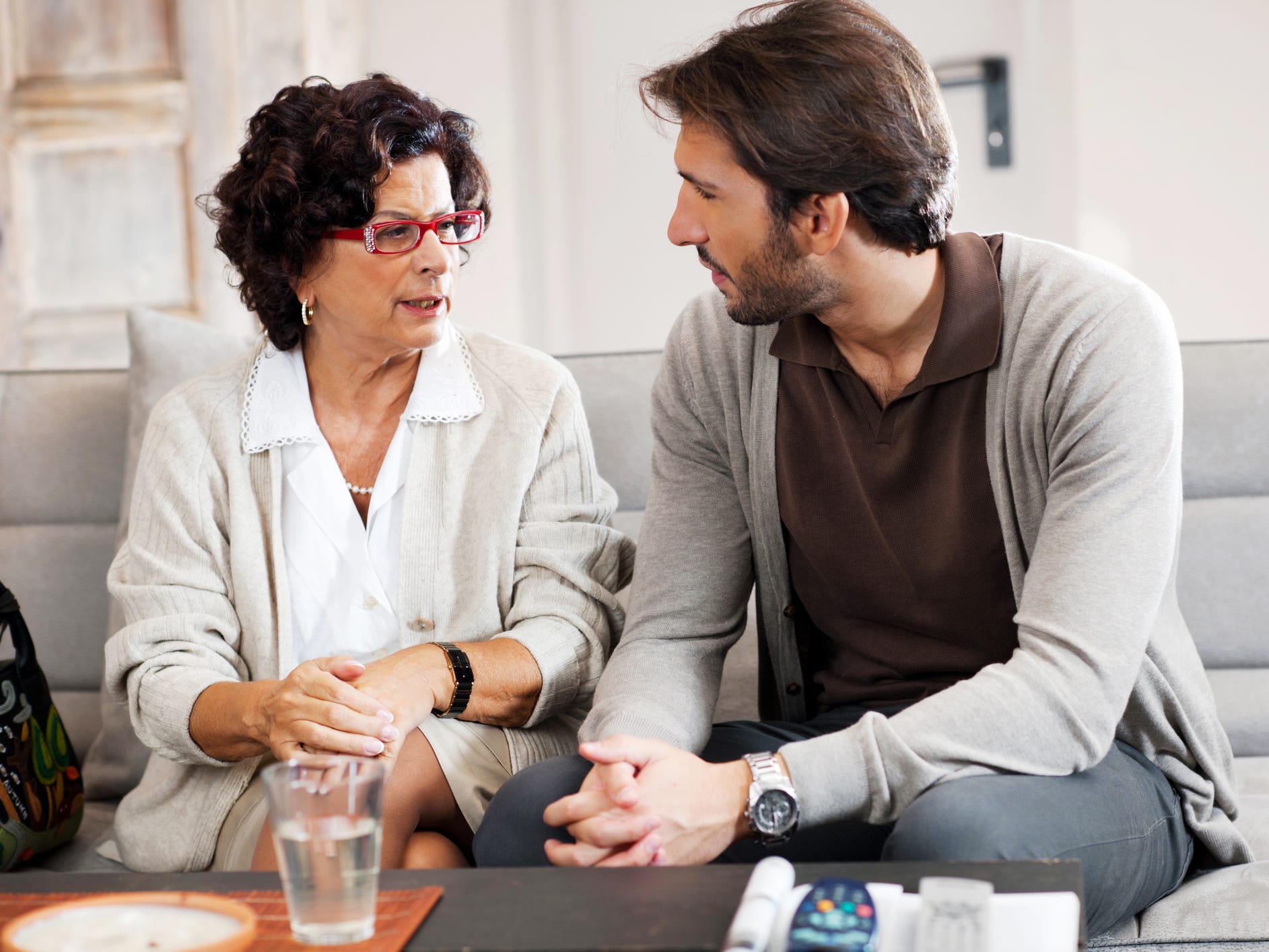 Знакомит девушку с родителями. Знакомит девушку с родителями. Он знакомит с мамой. Он знакомит с мамой. Знакомит с родителями.