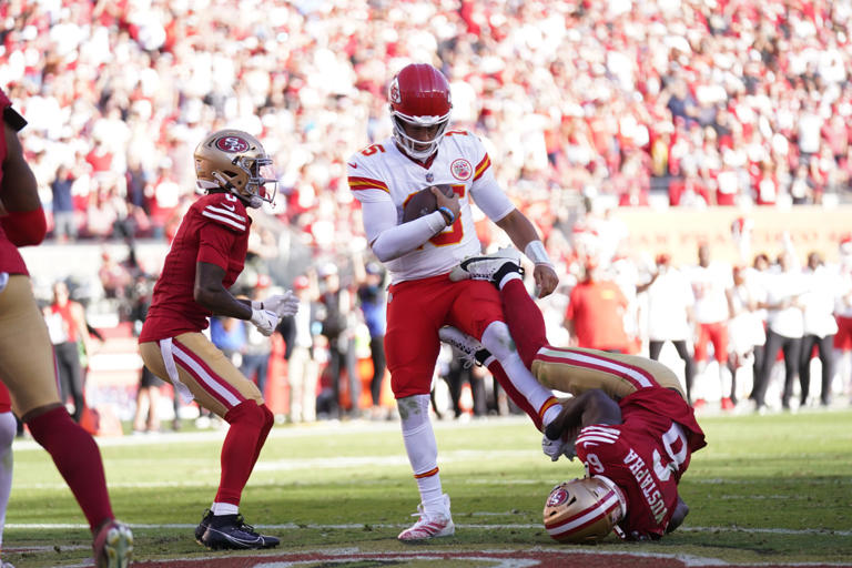 Kansas City Chiefs quarterback Patrick Mahomes (15) scores a touchdown next to San Francisco 49ers safety Malik Mustapha (6). Cary Edmondson-Imagn Images