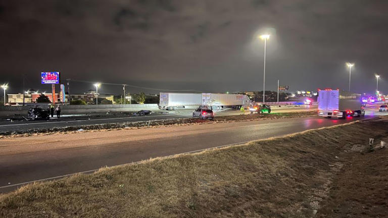 Crash Involving Multiple Semi Trailers Cars Shuts Down Part Of I 35 In