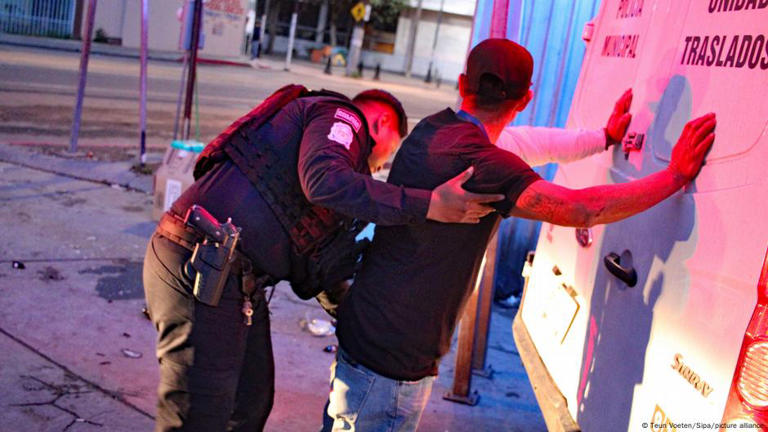Control policial contra el tráfico de fentanilo en Tijuana, México. (Abril de 2024). Más de 100.000 personas al año mueren por consumo de estupefacientes en Estados Unidos.