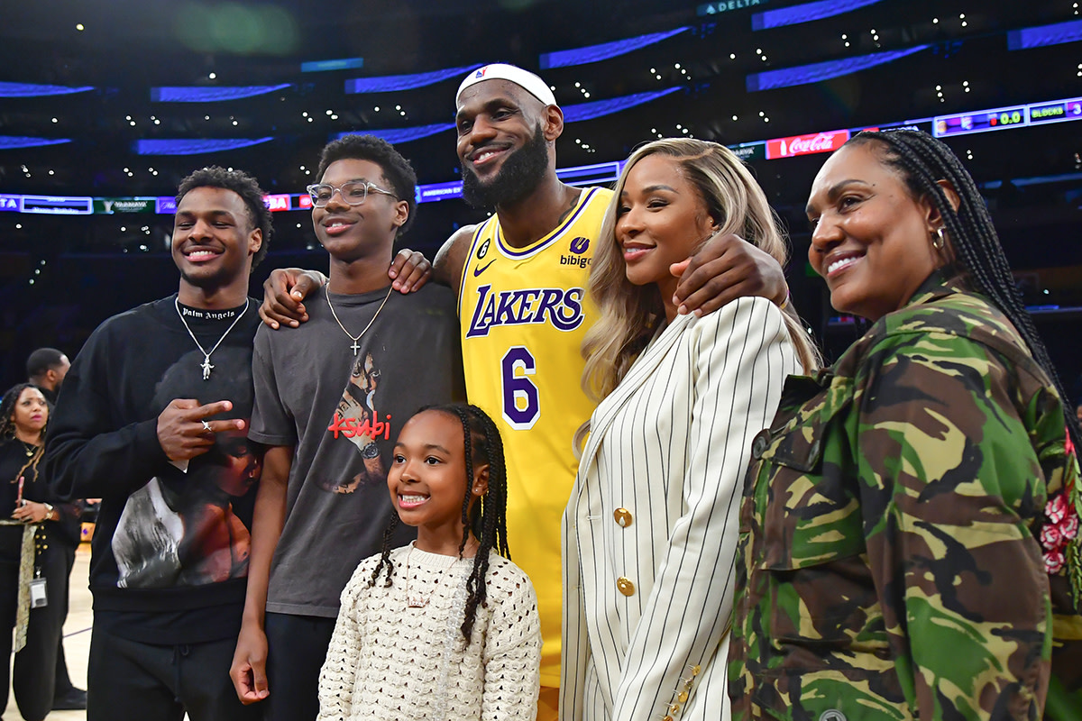 Los Angeles Lakers forward LeBron James (6) poses for photos with his sons Bronny and Bryce Maximus, daughter Zhuri, wife Savannah and mother Gloria. Gary A. Vasquez-Imagn Images