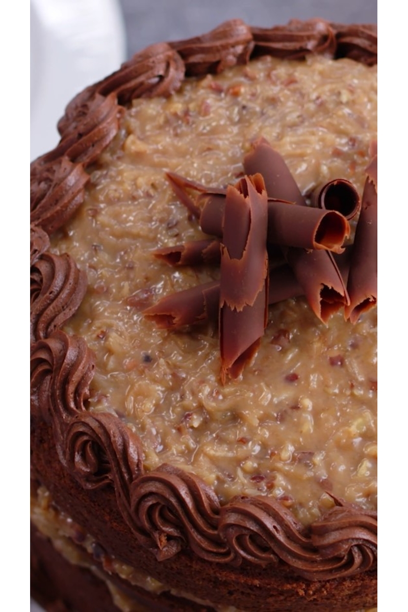 Vierstöckiger deutscher Schokoladenkuchen mit Pekannuss-Kokosnuss-Creme