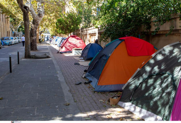 Ρόδος: Εκατοντάδες μετανάστες μένουν σε σκηνές και χαρτόκουτα στο κέντρο του νησιού – Δείτε φωτογραφίες