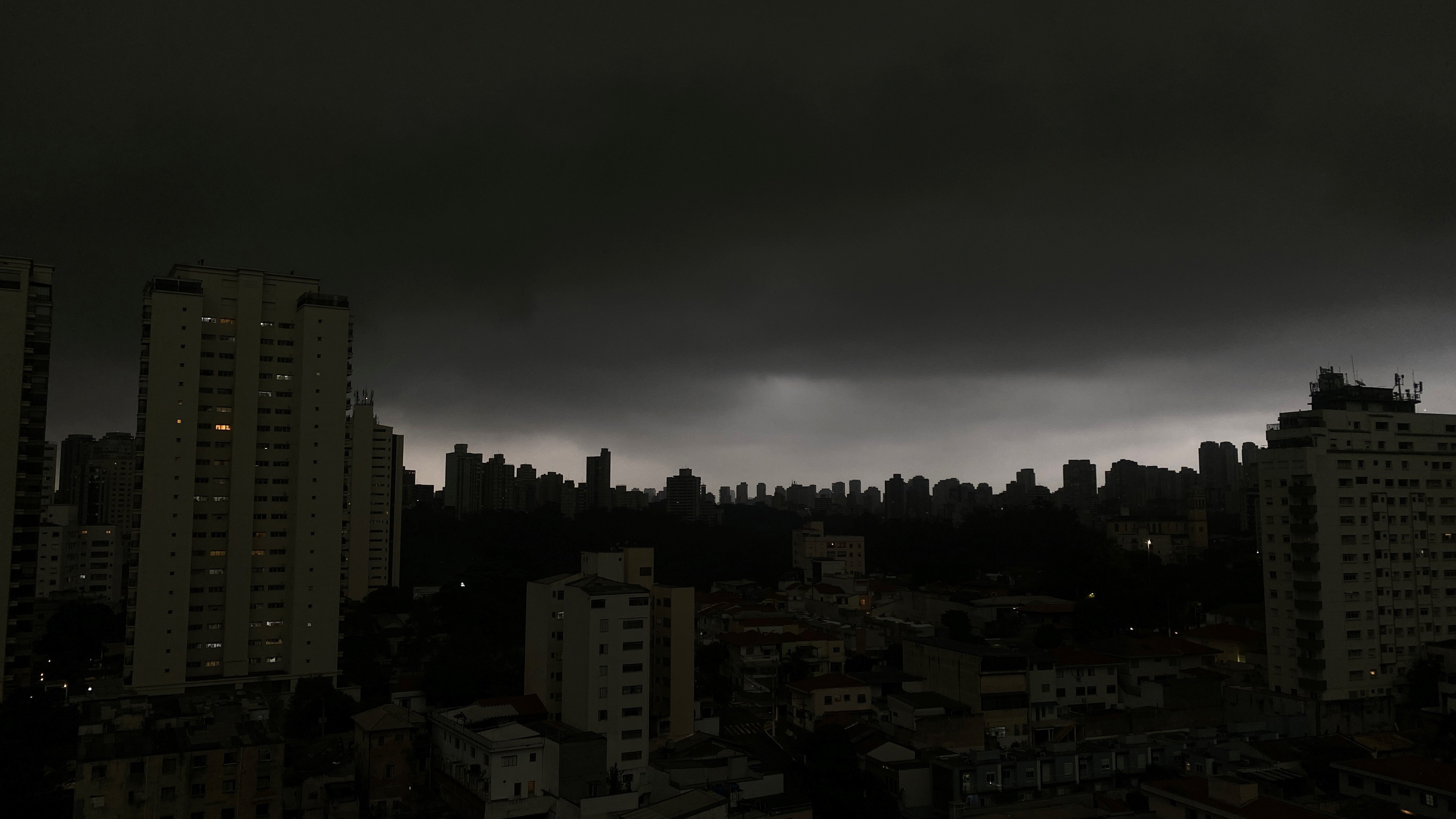 Tempestade em São Paulo: Mais de 71 mil imóveis sem energia e queda de árvores em meio a alagamentos