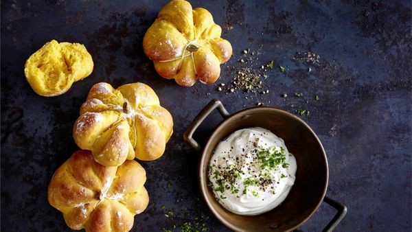 Backidee für Halloween: Würzige Kürbisbrötchen mit Safran