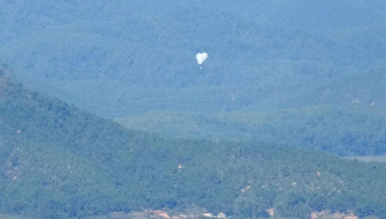 Los norcoreanos aprovechan las corrientes de aire para hacer llegar sus globos. Foto: AP