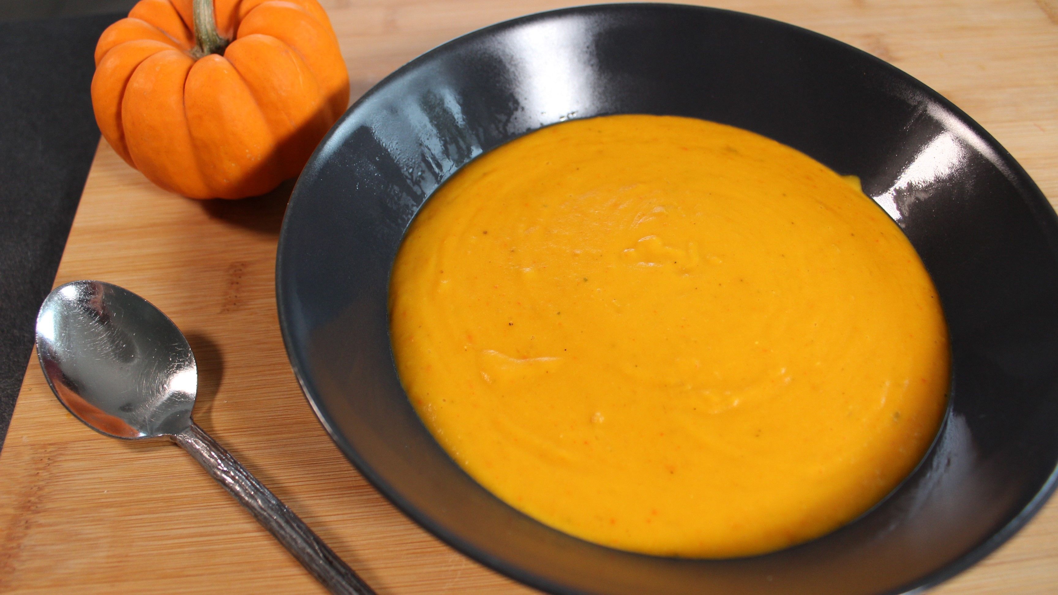 Cremige Kürbissuppe: Herbstliches Rezept mit Ingwer und Crème fraîche