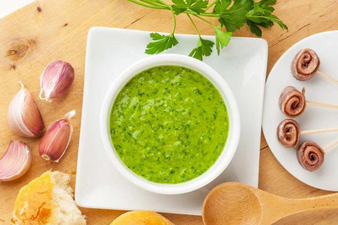 Salsa verde dentro de un tazon 