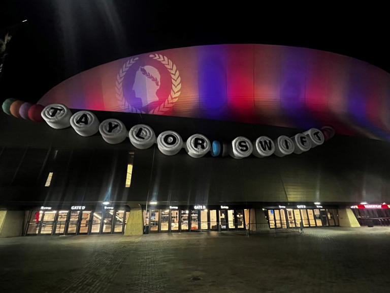 Giant friendship bracelet around superdome to welcome taylor swift